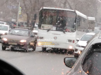 ДТП с автобусом парализовало движение машин и трамваев на кемеровском перекрестке