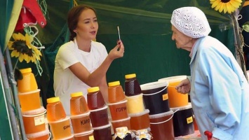 Ярмарка меда открывается на площади Сахарова в Барнауле