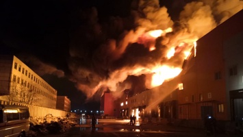 Более 90 человек тушат масштабный пожар в Барнауле