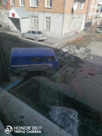Паркующаяся во дворе "Почта России" возмутила кузбассовцев
