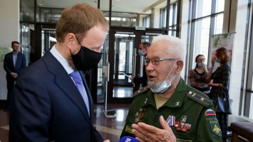 Виктор Томенко вручил награду ветерану, запускавшему в космос Гагарина