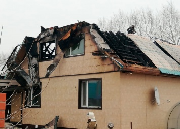 Огонь охватил сразу два дома в Белогорске