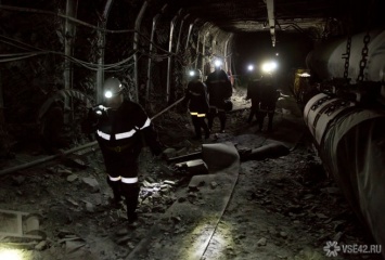 Почти 30 шахтеров в Китае застряли под землей из-за аварии
