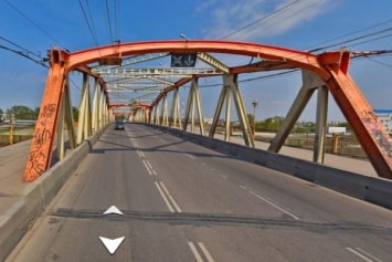 С понедельника частично перекрывается движение по «оранжевому» мосту на Киевской