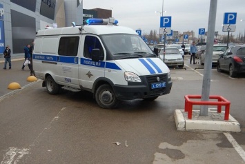 Драка на парковке ТЦ в Симферополе закончилась ножевыми ранениями, - ФОТО 18+