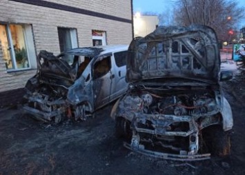 Две припаркованные рядом машины сгорели в Белогорске