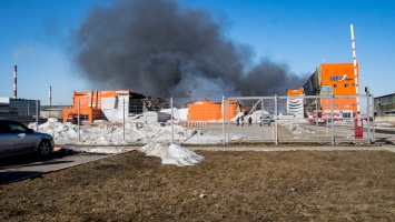 Арендаторы сгоревшего склада в Барнауле заявили о занижении спасателями площади пожара
