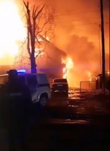 Разрушительный пожар повредил конструкции нескольких жилых домов в Новоалтайске
