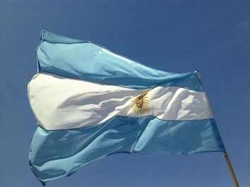Президент Аргентины объяснил перенесенный в легкой форме COVID-19 вакцинацией "Спутником V"