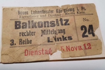 Жительница Полесска нашла билет в театр Кенигсберга 1912 года во время ремонта (фото)
