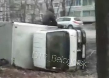 В Белогорске опрокинулся грузовик