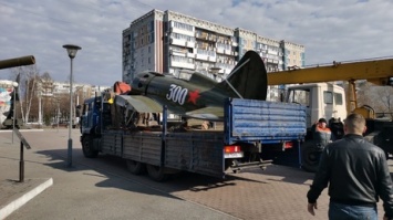 Отреставрированный в Кузбассе истребитель вернулся в сквер имени Жукова