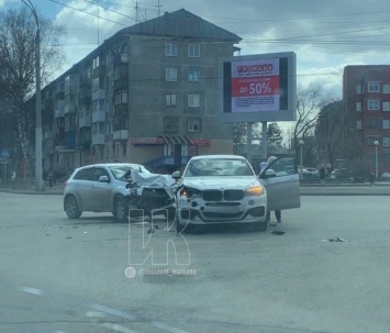Два автомобиля столкнулись на кемеровском перекрестке