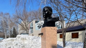 Бюст Матросова в Барнауле перекрасили в нормальный цвет