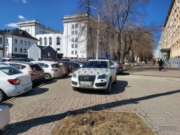 Кемеровчане пожаловались на "короля парковки" возле обладминистрации
