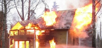 Мужчина и женщина погибли при пожаре в деревянном доме в Карелии