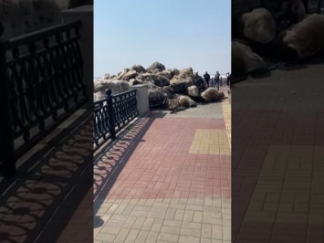 Ледоход разрушил набережную в центре Хабаровска