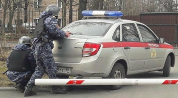 Росгвардейцев с оружием сфотографировали около "Акватики" в Петрозаводске
