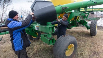 Алтайские аграрии приступили к весеннему боронованию