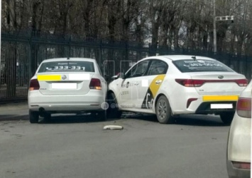 Два такси перегородили дорогу в результате ДТП в Кемерове