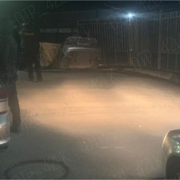 Соцсети: нетрезвая автолюбительница влетела в забор у ночного клуба в кузбасском городе