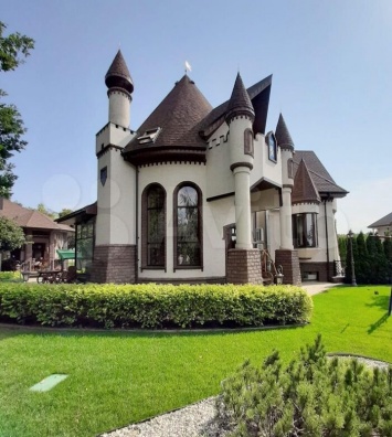 Замок с бассейном продают под Белгородом за 35 миллионов