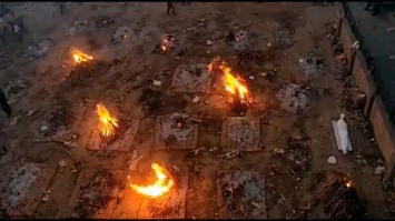 Стихийное сжигание умерших от COVID-19 зафиксировано в Индии
