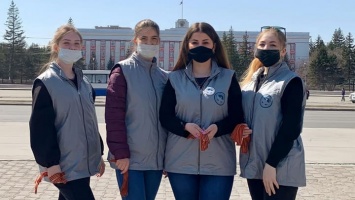 Волонтеры начали раздавать в Барнауле георгиевские ленточки