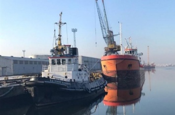 В Калининградском рыбном порту выставили на продажу нефтесборщик и буксир