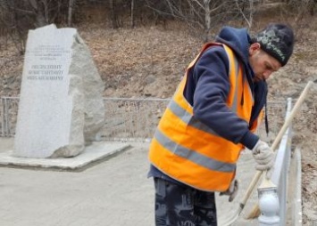 Разрушенную вандалами территорию около памятника восстановили в Приамурье