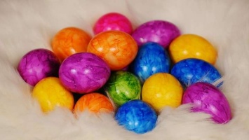 Как покрасить яйца натуральными средствами