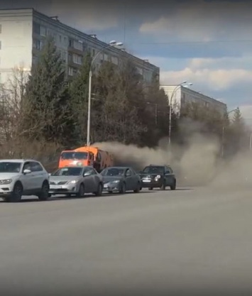 Кемеровчане засняли "уборку" дорог пылью на одной из улиц города