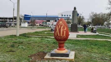 В Рубцовск установили полутораметровое пасхальное яйцо