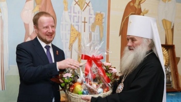 Виктор Томенко поздравил Алтайского митрополита Сергия с праздником Пасхи