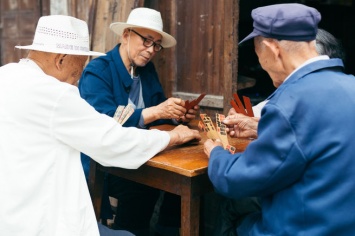 Гиды привезли пожилых китайцев на кладбище вместо экскурсии