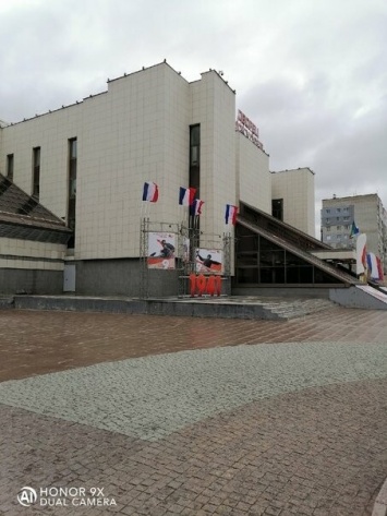 В Нижневартовске объяснили, откуда на фотографии с площади появился флаг Франции