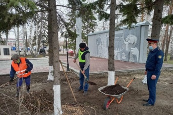 Более 120 заключенных в Алтайском крае вывели на уборку мемориалов и памятников ко Дню Победы