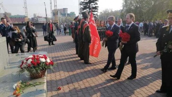 Губернатор Алтайского края возложил цветы к мемориалу Славы