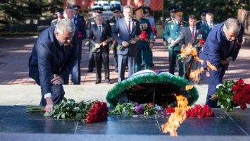 Утром в Симферополе состоялось возложение цветов в честь Дня Победы, - ФОТО