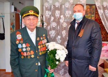 Евгений Тюхаев поздравил с 9 Мая ветеранов