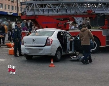 В Петрозаводске водитель скончался после столкновения с пожарной машиной