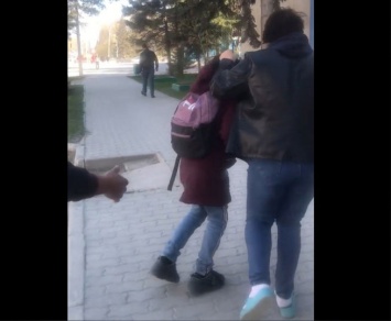 Пьяная жительница Новосибирской области истязала дочь на глазах у прохожих на улице