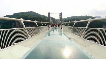 В Китае под ногами туриста провалился стеклянный мост