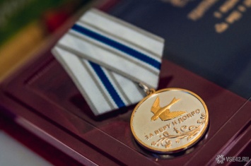 Босая сотрудница ГУФСИН получила медаль от Цивилева