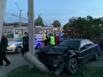 Нетрезвый водитель Honda в попытке скрыться от полиции устроил серьезное ДТП в Барнауле