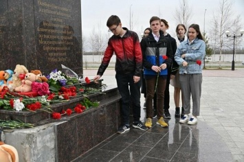 «Мы с тобой, Казань». В Нижневартовске проходит возложение цветов в память о жертвах стрельбы в школе