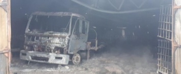 В пожаре на Северном сгорели машины спецтехники и автобус