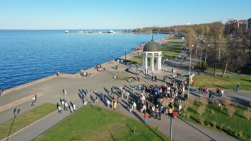 Сотни жителей Петрозаводска почтили память погибших во время теракта в Казани