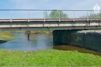 СК опубликовал видео поисков упавшего в реку 11-летнего мальчика