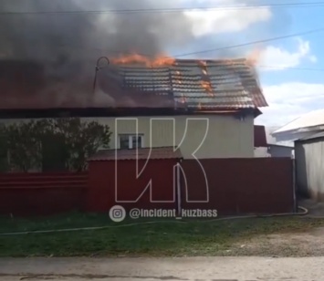 МЧС прокомментировало пожар возле Комсомольского парка в Кемерове